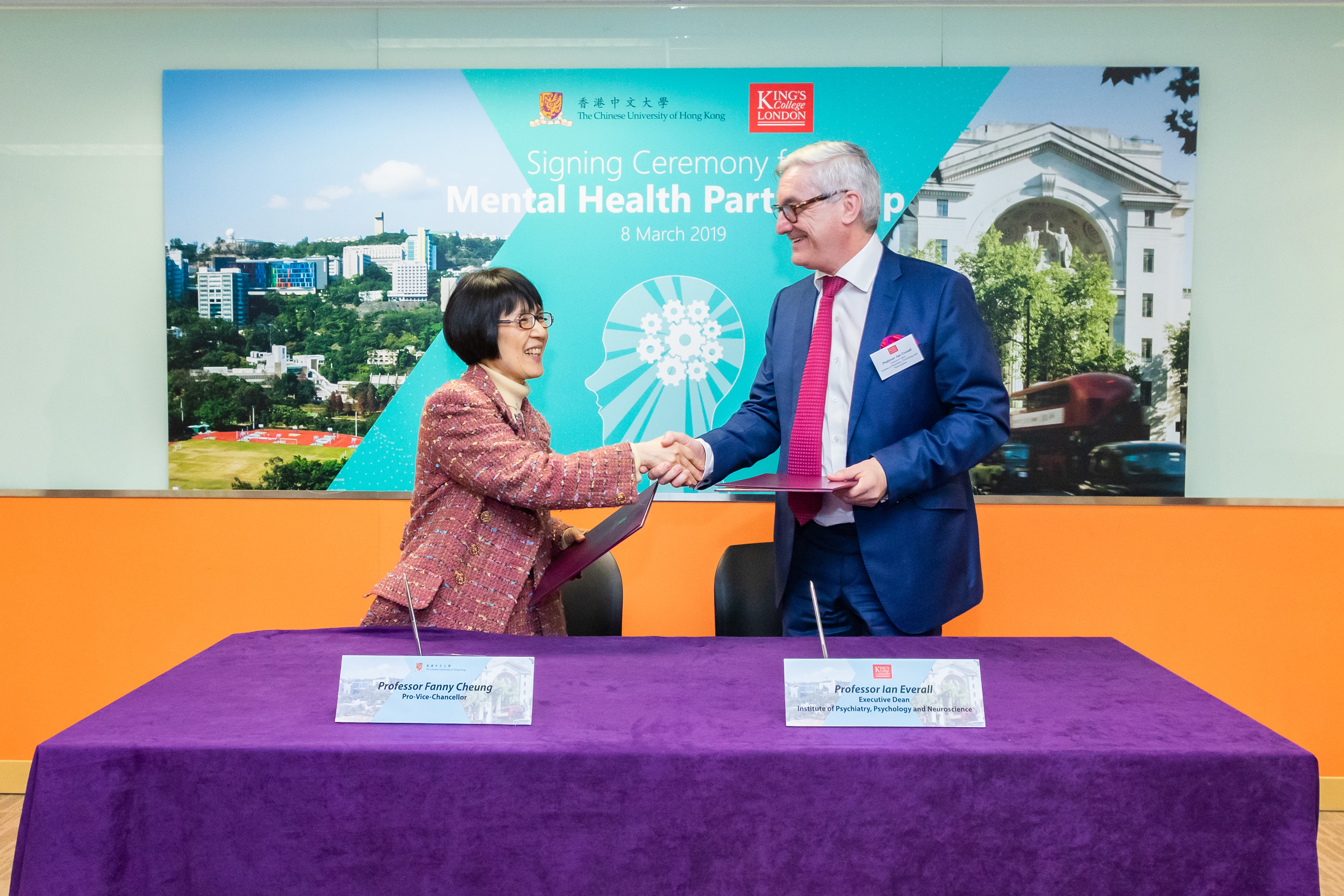 Prof. Fanny CHEUNG, Pro-Vice-Chancellor of The Chinese University of Hong Kong (CUHK) and Prof. Ian EVERALL, Executive Dean of the Institute of Psychiatry, Psychology, and Neuroscience at King’s College London (KCL) sign an MOU for the collaboration between the two universities, with a focus on mental health research.